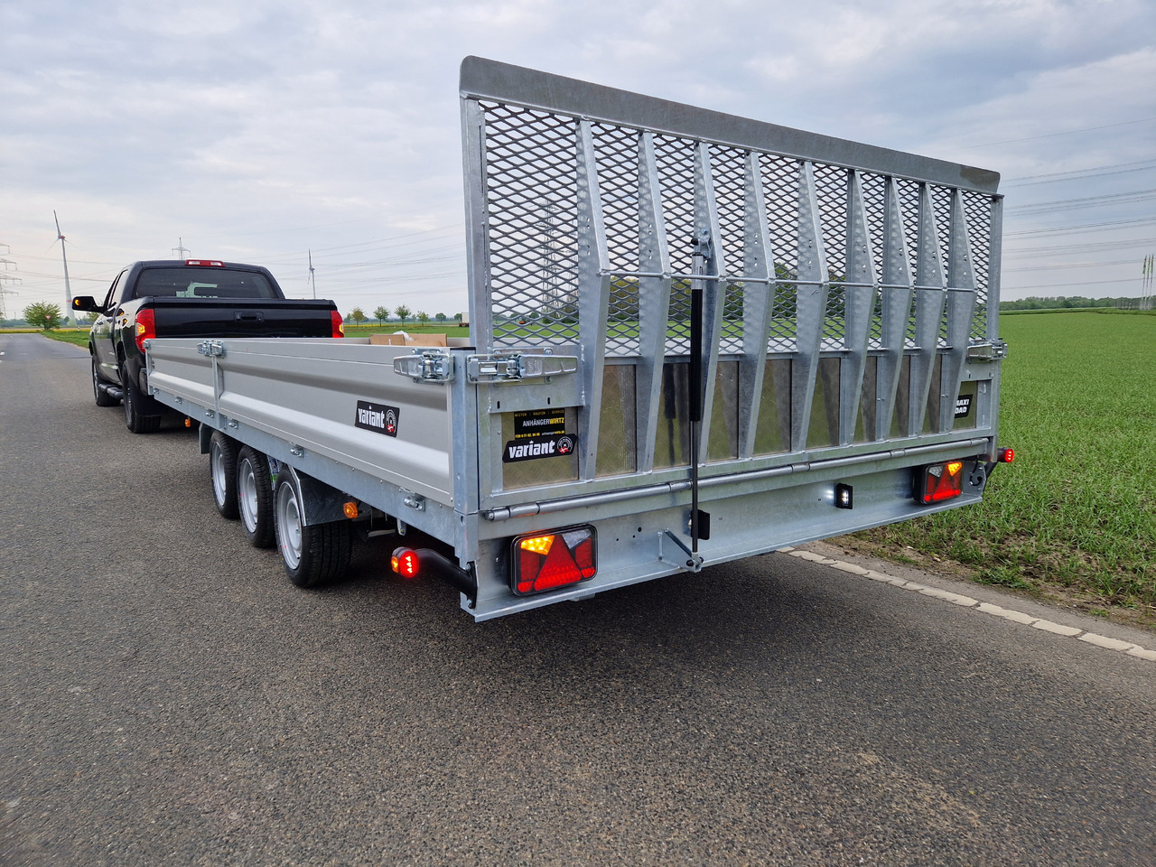 Variant Maschinentransporter 3553 UX Maxi Load LED Tridem Parabelfeder 3500kg Modell 2024 - Самосвальный прицеп: фото 3 Variant Maschinentransporter 3553 UX Maxi Load LED Tridem Parabelfeder 3500kg Modell 2024 - Самосвальный прицеп: фото 3