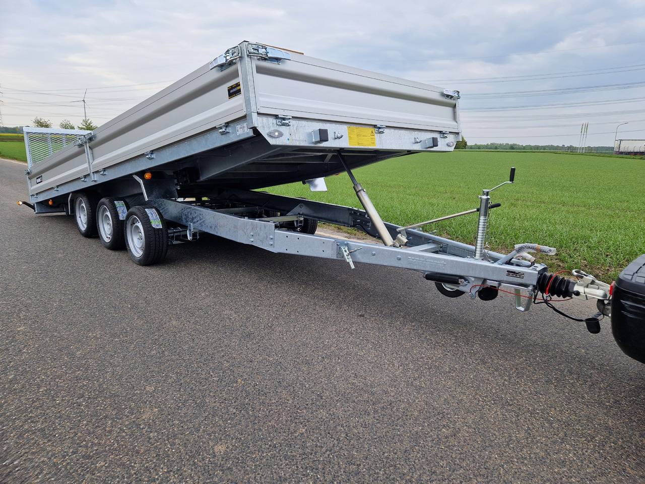 Variant Maschinentransporter 3553 UX Maxi Load LED Tridem Parabelfeder 3500kg Modell 2024 - Самосвальный прицеп: фото 1 Variant Maschinentransporter 3553 UX Maxi Load LED Tridem Parabelfeder 3500kg Modell 2024 - Самосвальный прицеп: фото 1