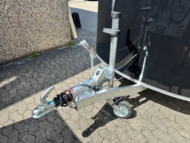 Cheval Liberte Debon Roadster 300, C300 Sandwich + Türe 1300 kg, 100 km/h, 300x155x190cm - Прицеп-фургон: фото 2 Cheval Liberte Debon Roadster 300, C300 Sandwich + Türe 1300 kg, 100 km/h, 300x155x190cm - Прицеп-фургон: фото 2