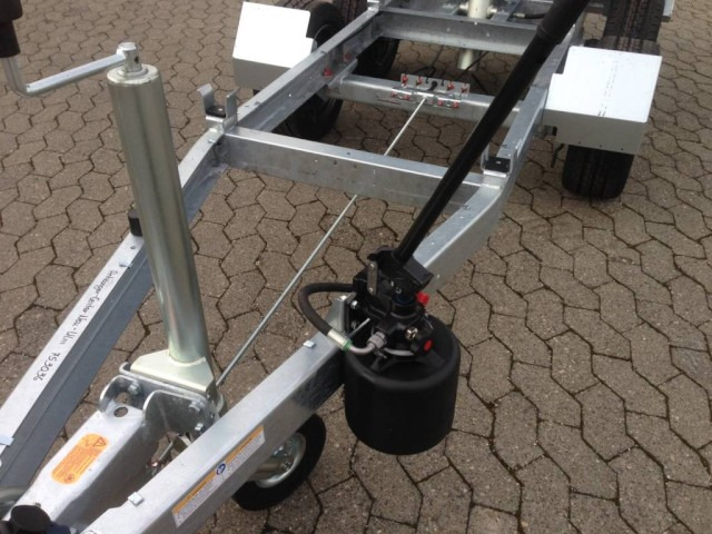 Humbaur HUK 202715 Heckkipper 2,0 t. 2680 x 1500 x 300mm - Самосвальный прицеп: фото 4 Humbaur HUK 202715 Heckkipper 2,0 t. 2680 x 1500 x 300mm - Самосвальный прицеп: фото 4