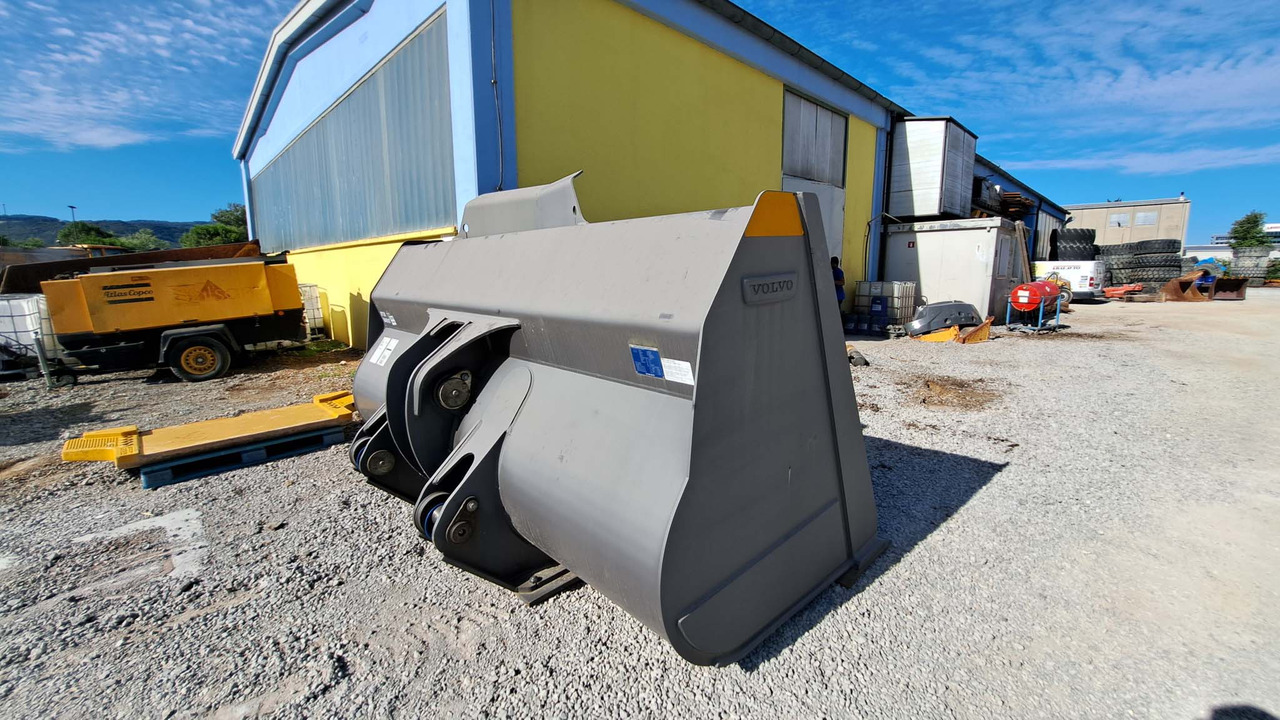 Колёсный погрузчик VOLVO L220H: фото 9 Колёсный погрузчик VOLVO L220H: фото 9