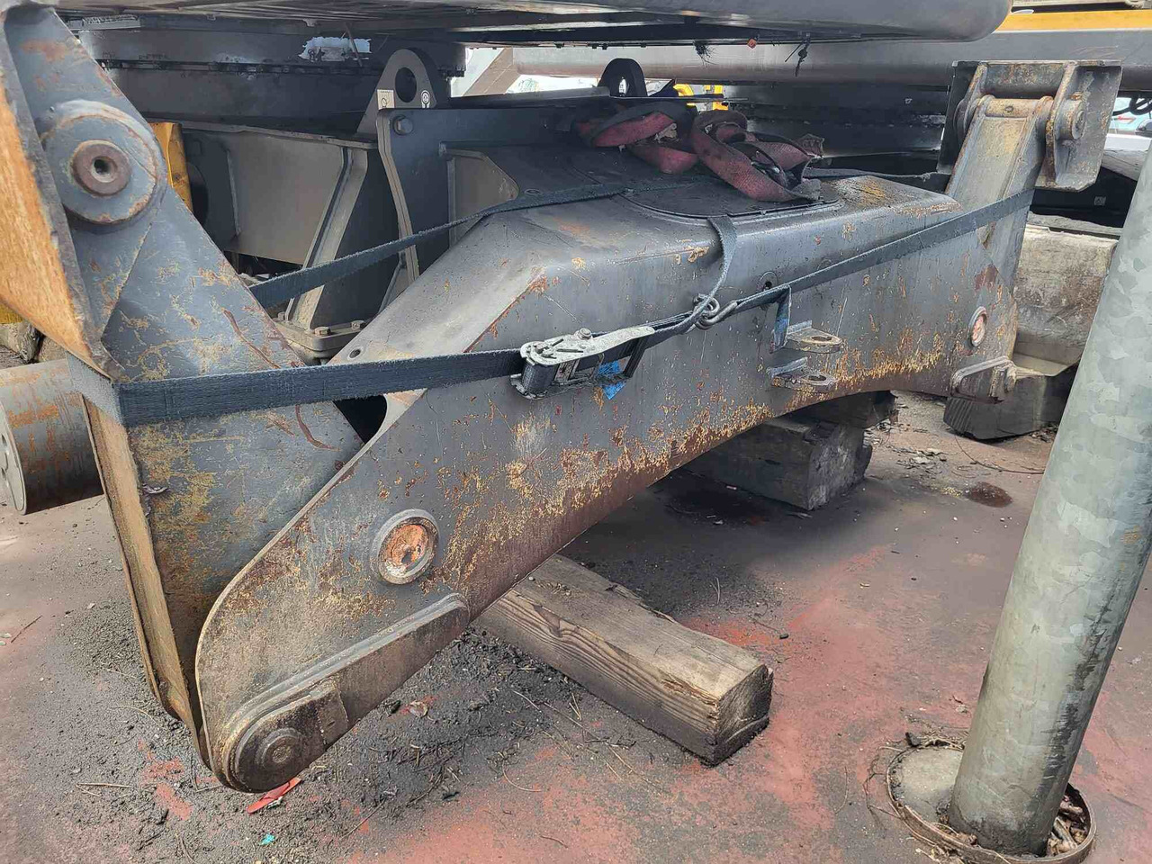 Volvo hydraulic outrigger - Запчасти для Экскаваторов: фото 1 Volvo hydraulic outrigger - Запчасти для Экскаваторов: фото 1