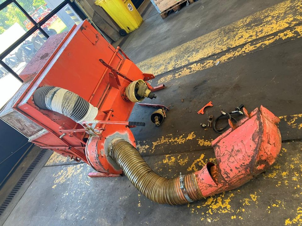 Mähwerk 1,35m mit Absaugung für Kubota B1550 - Запчасти: фото 3 Mähwerk 1,35m mit Absaugung für Kubota B1550 - Запчасти: фото 3