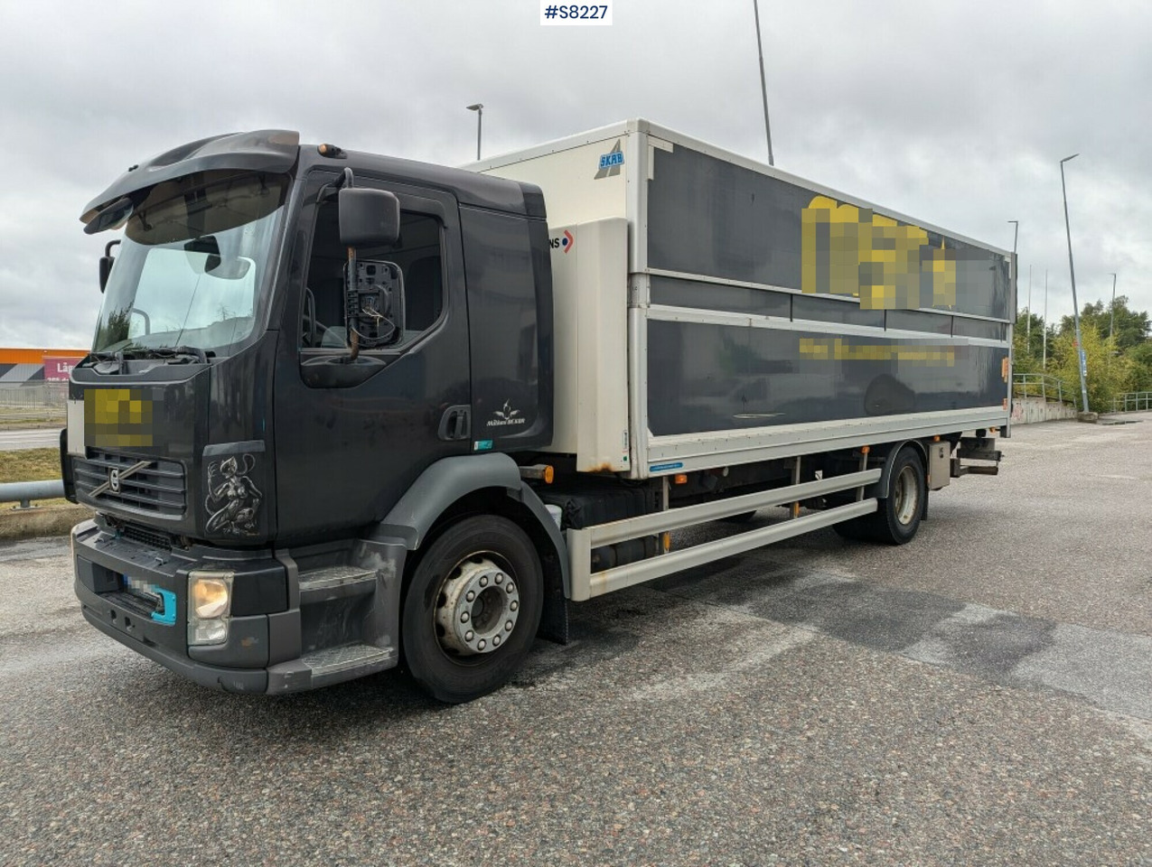Box Truck Volvo FL height-adjustable box and tail lift - Грузовик с закрытым кузовом: фото 1 Box Truck Volvo FL height-adjustable box and tail lift - Грузовик с закрытым кузовом: фото 1