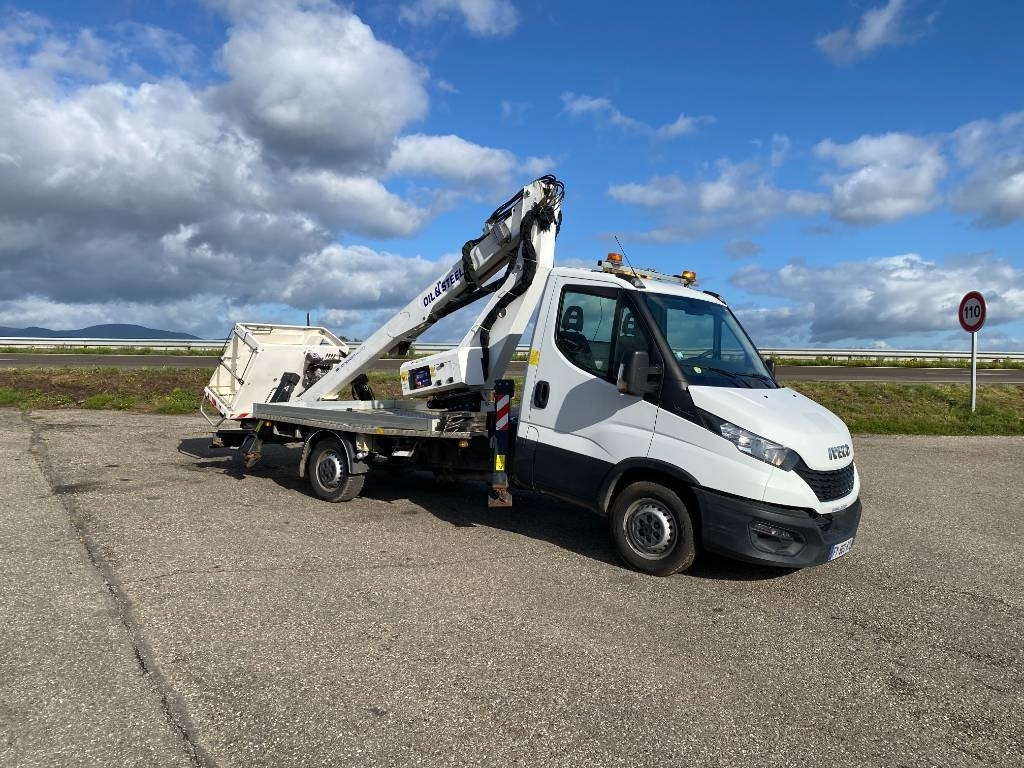 Iveco DAILY 35-140S / 2.3 Multijet 136-OIL&STEEL - Грузовик с подъемником: фото 4 Iveco DAILY 35-140S / 2.3 Multijet 136-OIL&STEEL - Грузовик с подъемником: фото 4