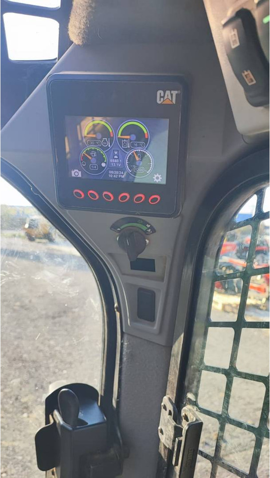 CAT 226D3 - Мини-погрузчик с бортовым поворотом: фото 5 CAT 226D3 - Мини-погрузчик с бортовым поворотом: фото 5