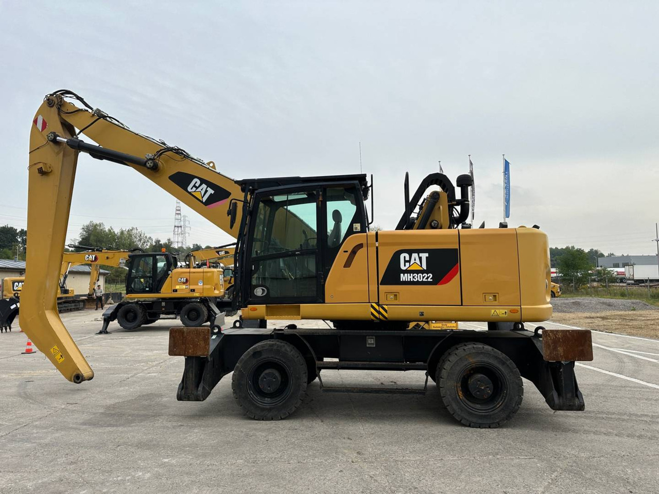 Колёсный экскаватор CAT MH3022: фото 9