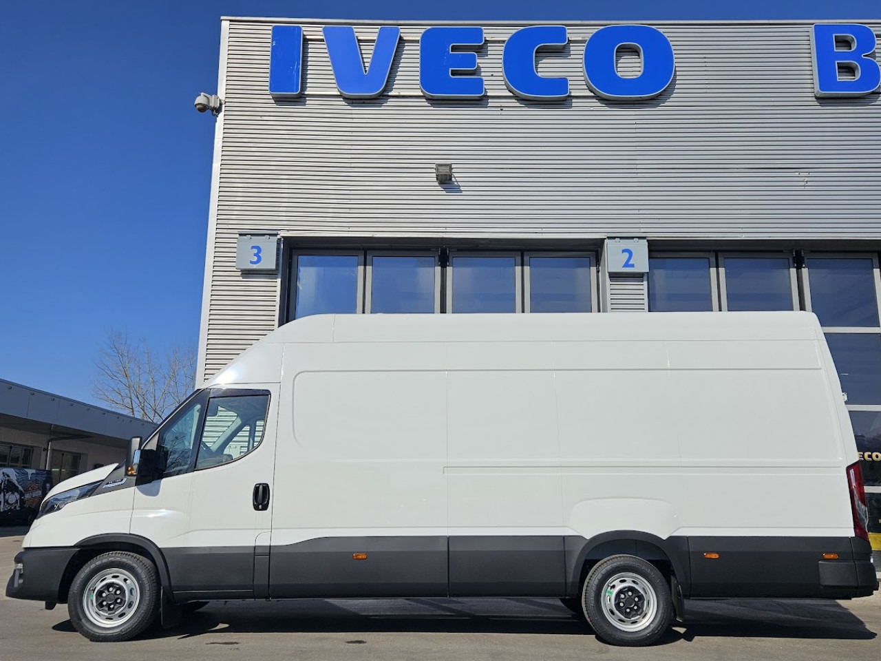 IVECO Daily 35S18H A8 - Пассажирский фургон: фото 2 IVECO Daily 35S18H A8 - Пассажирский фургон: фото 2
