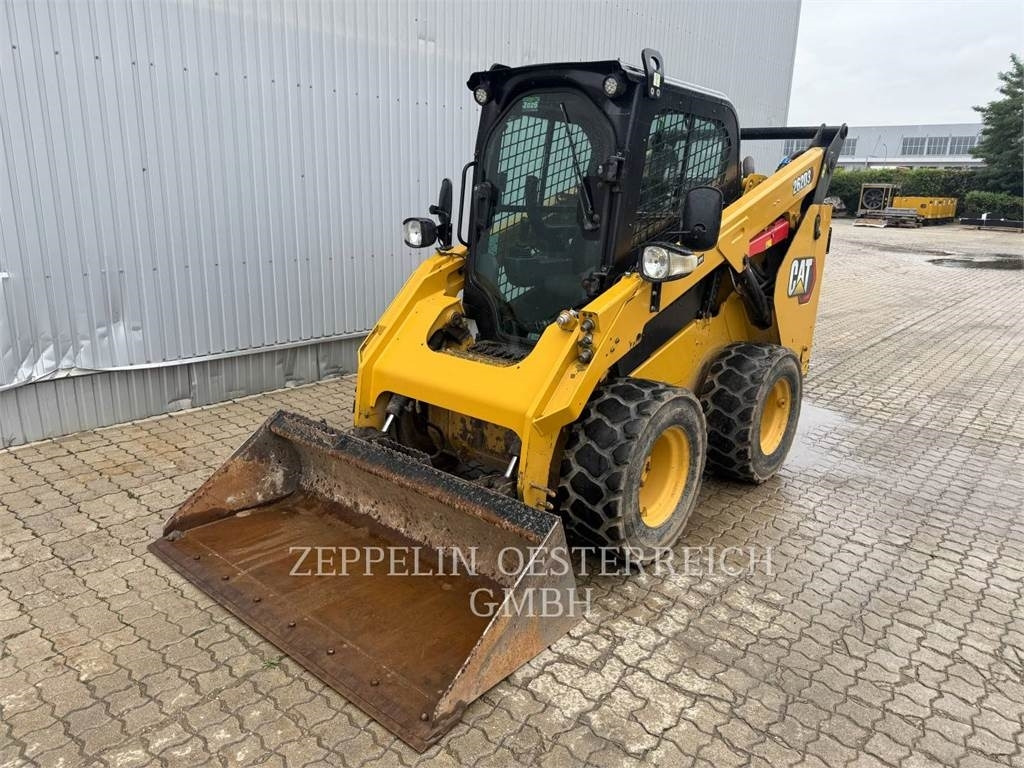 CAT 262D3 - Мини-погрузчик с бортовым поворотом: фото 1 CAT 262D3 - Мини-погрузчик с бортовым поворотом: фото 1