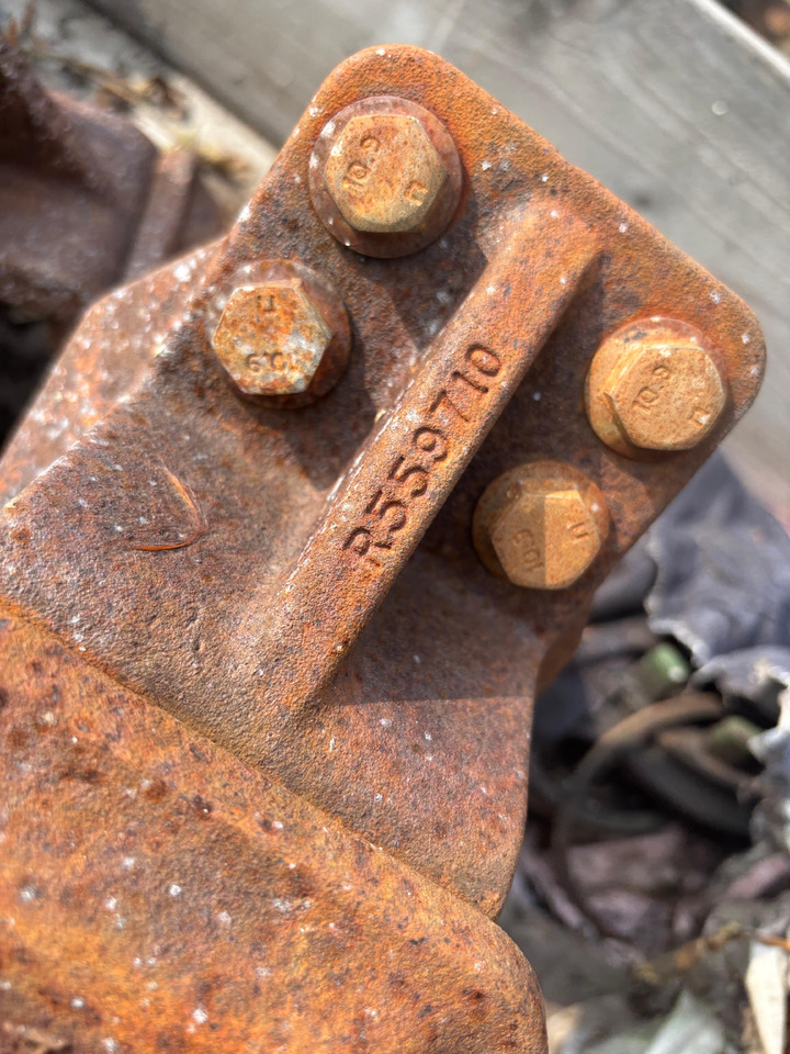 JOHN DEERE Lewy wspornik błotnika Przedłużenie podstawy R186554 R559710 - Кузов и экстерьер для Сельскохозяйственной техники: фото 2 JOHN DEERE Lewy wspornik błotnika Przedłużenie podstawy R186554 R559710 - Кузов и экстерьер для Сельскохозяйственной техники: фото 2