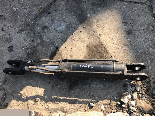 John Deere 4500 Matbro TS 280 - Siłownik Wychyłu Łyźki - Гидравлический цилиндр для Сельскохозяйственной техники: фото 1 John Deere 4500 Matbro TS 280 - Siłownik Wychyłu Łyźki - Гидравлический цилиндр для Сельскохозяйственной техники: фото 1