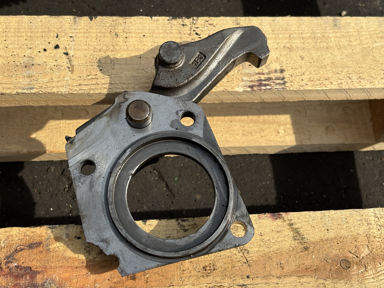 John Deere 6630 Obudowa łożyska Zapadka L215006 L202557 - Запчасти ходовой части для Сельскохозяйственной техники: фото 3 John Deere 6630 Obudowa łożyska Zapadka L215006 L202557 - Запчасти ходовой части для Сельскохозяйственной техники: фото 3