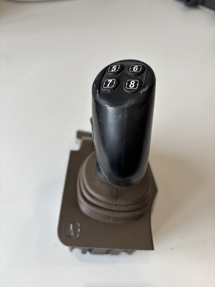 John Deere seria 6000 7000 8000 R - joystick 5-funkcyjny CommandARM RE573554 - Рычаг переключения передач для Сельскохозяйственной техники: фото 2 John Deere seria 6000 7000 8000 R - joystick 5-funkcyjny CommandARM RE573554 - Рычаг переключения передач для Сельскохозяйственной техники: фото 2