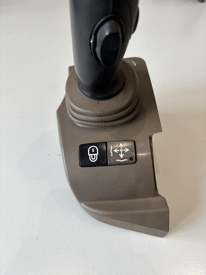 John Deere seria 6000 7000 8000 R - joystick 5-funkcyjny CommandARM RE573554 - Рычаг переключения передач для Сельскохозяйственной техники: фото 3 John Deere seria 6000 7000 8000 R - joystick 5-funkcyjny CommandARM RE573554 - Рычаг переключения передач для Сельскохозяйственной техники: фото 3