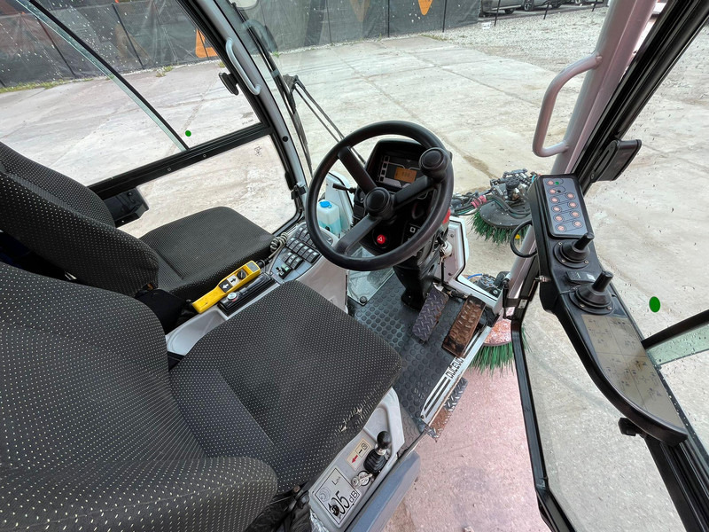 Подметально-уборочная машина Dulevo 2000 SKY FIRST REGISTRATION 09.2015: фото 14