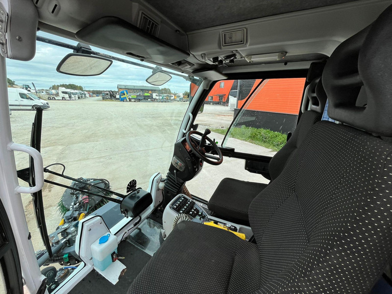 Подметально-уборочная машина Dulevo 2000 SKY FIRST REGISTRATION 09.2015: фото 15