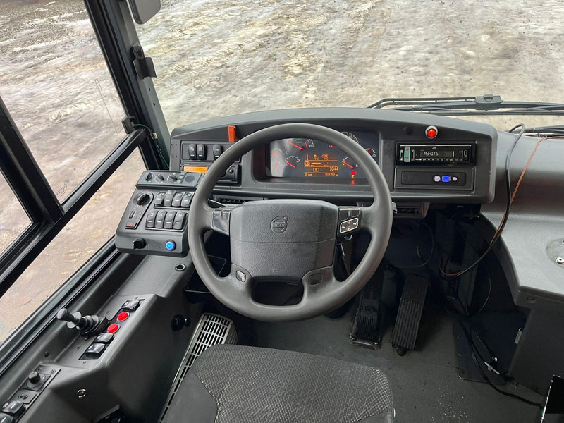 Фото интерьера 1: Volvo BRLH 7700 HYBRID 4x2 FOR PARTS ONLY! / EURO EEV / AC / AUXILIARY HEATING в лизинг Volvo BRLH 7700 HYBRID 4x2 FOR PARTS ONLY! / EURO EEV / AC / AUXILIARY HEATING