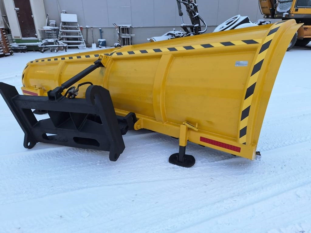 Rote 360 alueaura  - Отвал для снега для Сельскохозяйственной техники: фото 1 Rote 360 alueaura  - Отвал для снега для Сельскохозяйственной техники: фото 1
