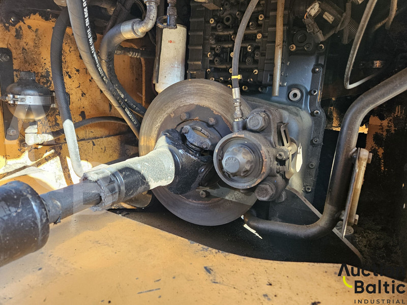 Колёсный погрузчик Case 821 F: фото 16