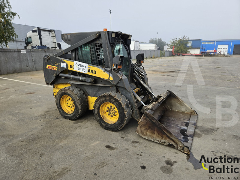 New Holland LS 160 - Мини-погрузчик с бортовым поворотом: фото 1 New Holland LS 160 - Мини-погрузчик с бортовым поворотом: фото 1