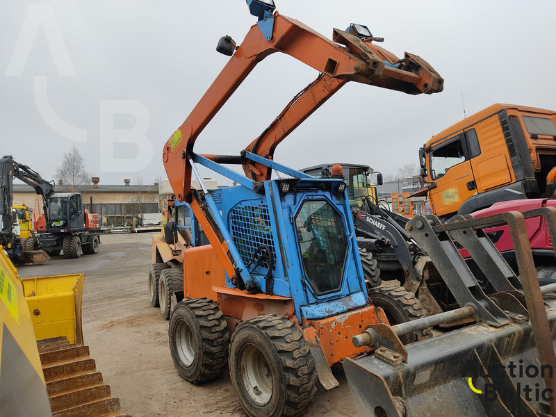 New Holland LS 185 B - Мини-погрузчик с бортовым поворотом: фото 1 New Holland LS 185 B - Мини-погрузчик с бортовым поворотом: фото 1