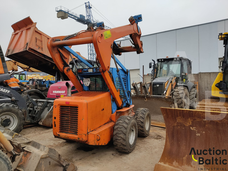 New Holland LS 185 B - Мини-погрузчик с бортовым поворотом: фото 4 New Holland LS 185 B - Мини-погрузчик с бортовым поворотом: фото 4