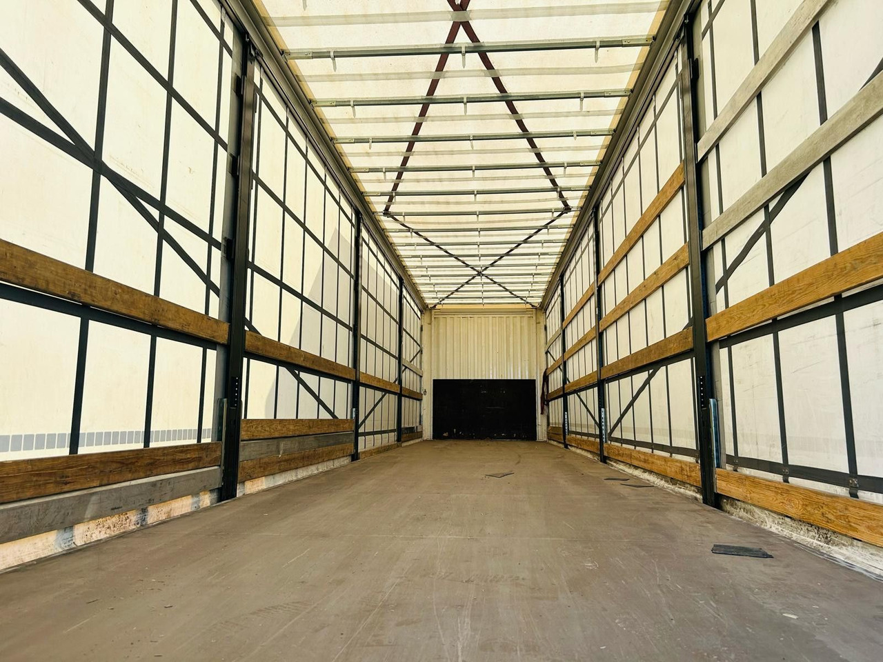 Kässbohrer Schiebeplanen Auflieger - Тентованный полуприцеп: фото 5 Kässbohrer Schiebeplanen Auflieger - Тентованный полуприцеп: фото 5