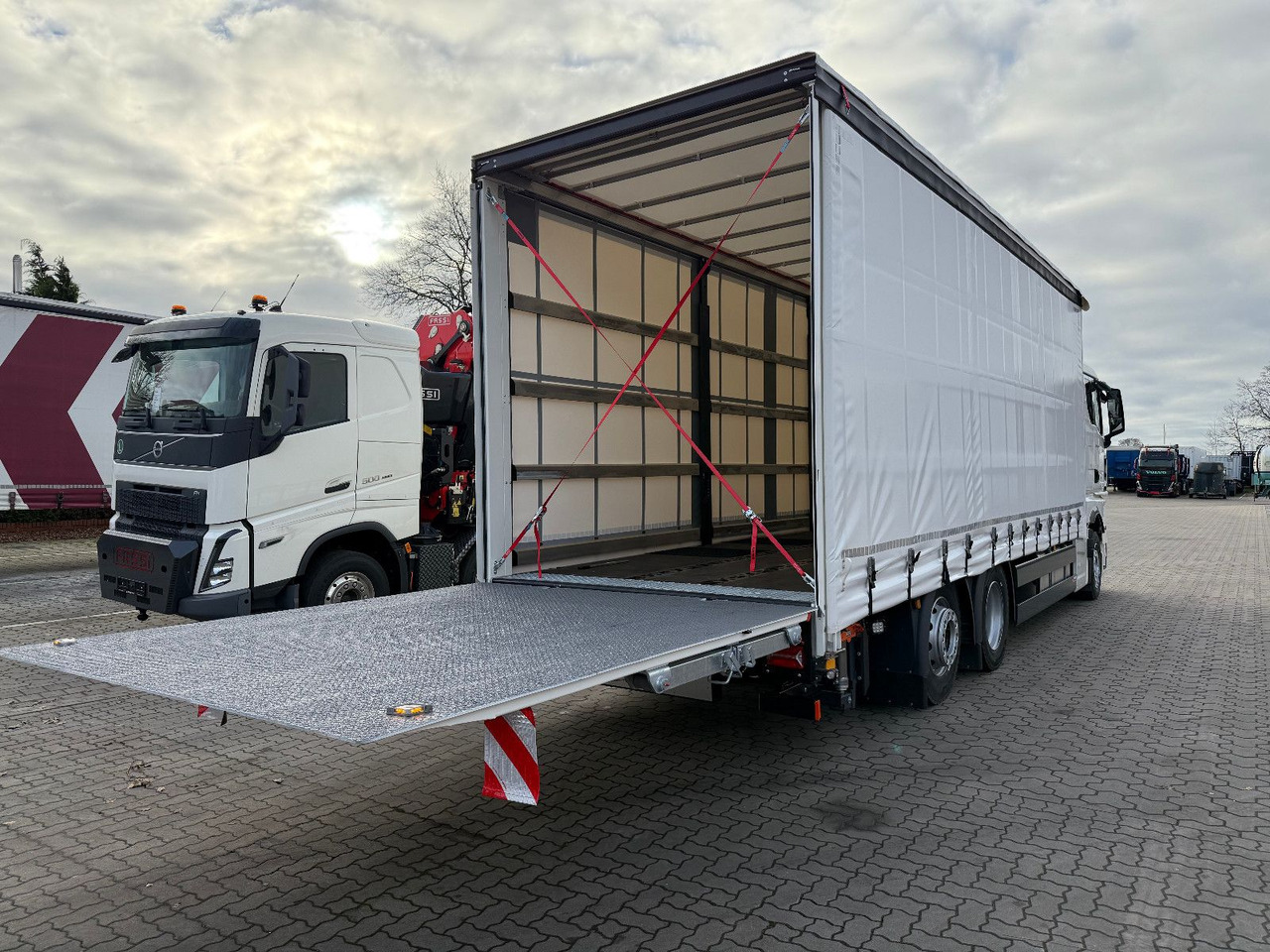 MAN TGX 26.440 6x2 LL Schwerlast Ladebordwand/Rampe - Тентованный грузовик: фото 3 MAN TGX 26.440 6x2 LL Schwerlast Ladebordwand/Rampe - Тентованный грузовик: фото 3
