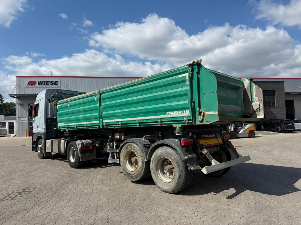 Schwarzmüller 2 Achs Dreiseitenkipper 21m³ mit elektr. Verdeck - Самосвальный прицеп: фото 1 Schwarzmüller 2 Achs Dreiseitenkipper 21m³ mit elektr. Verdeck - Самосвальный прицеп: фото 1