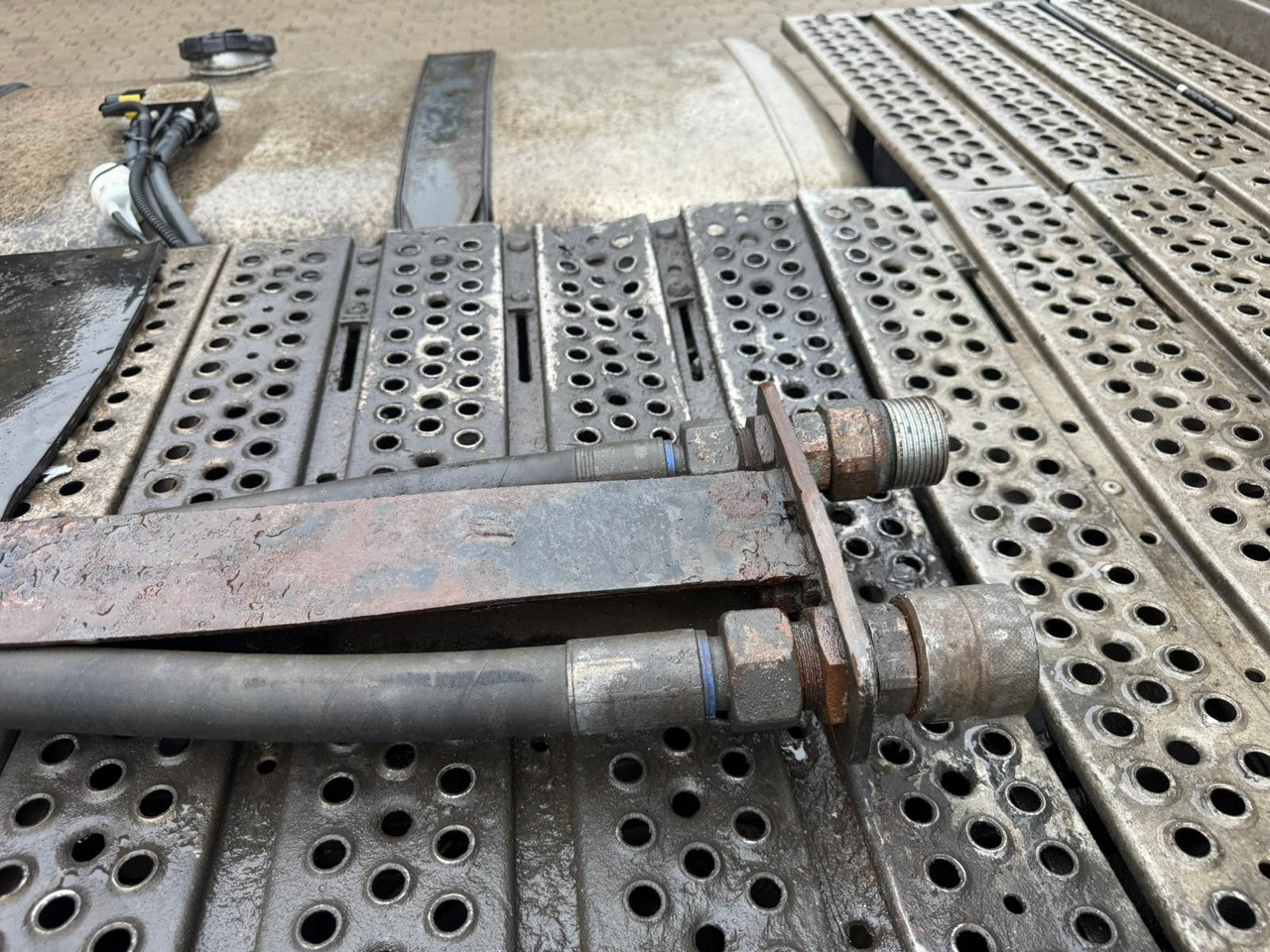 Тягач Mercedes-Benz Actros 1851 LS 4x2 Hydraulik Alu Felgen: фото 15 Тягач Mercedes-Benz Actros 1851 LS 4x2 Hydraulik Alu Felgen: фото 15