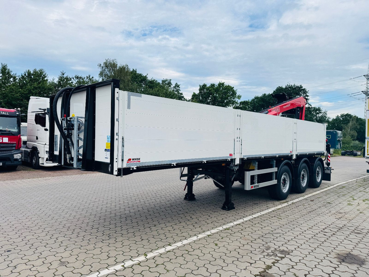 Wiese Baustoffauflieger - Heckkran Kran Fassi - Полуприцеп бортовой/ Платформа: фото 2 Wiese Baustoffauflieger - Heckkran Kran Fassi - Полуприцеп бортовой/ Платформа: фото 2