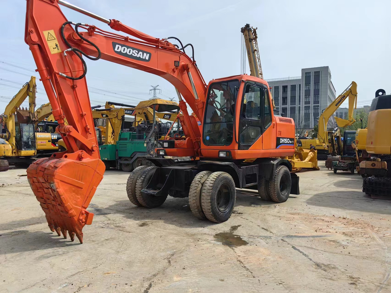 DOOSAN DH150W-7 - Колёсный экскаватор: фото 1 DOOSAN DH150W-7 - Колёсный экскаватор: фото 1