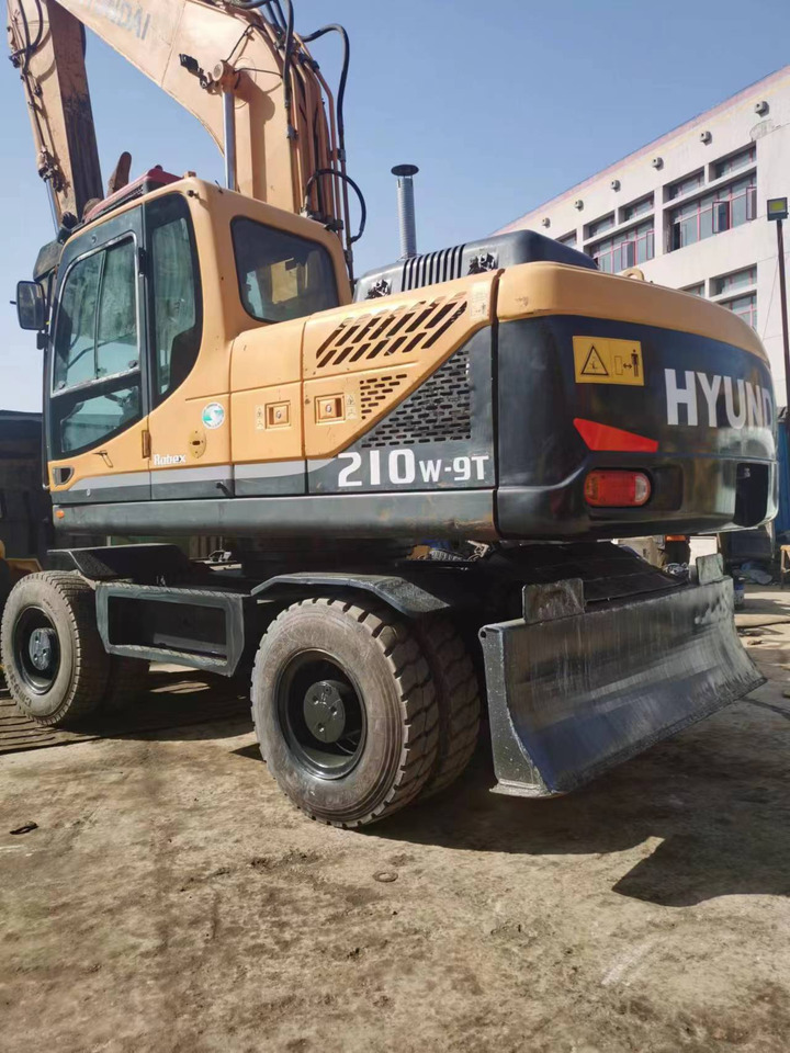 HYUNDAI R210W-9 - Колёсный экскаватор: фото 3 HYUNDAI R210W-9 - Колёсный экскаватор: фото 3