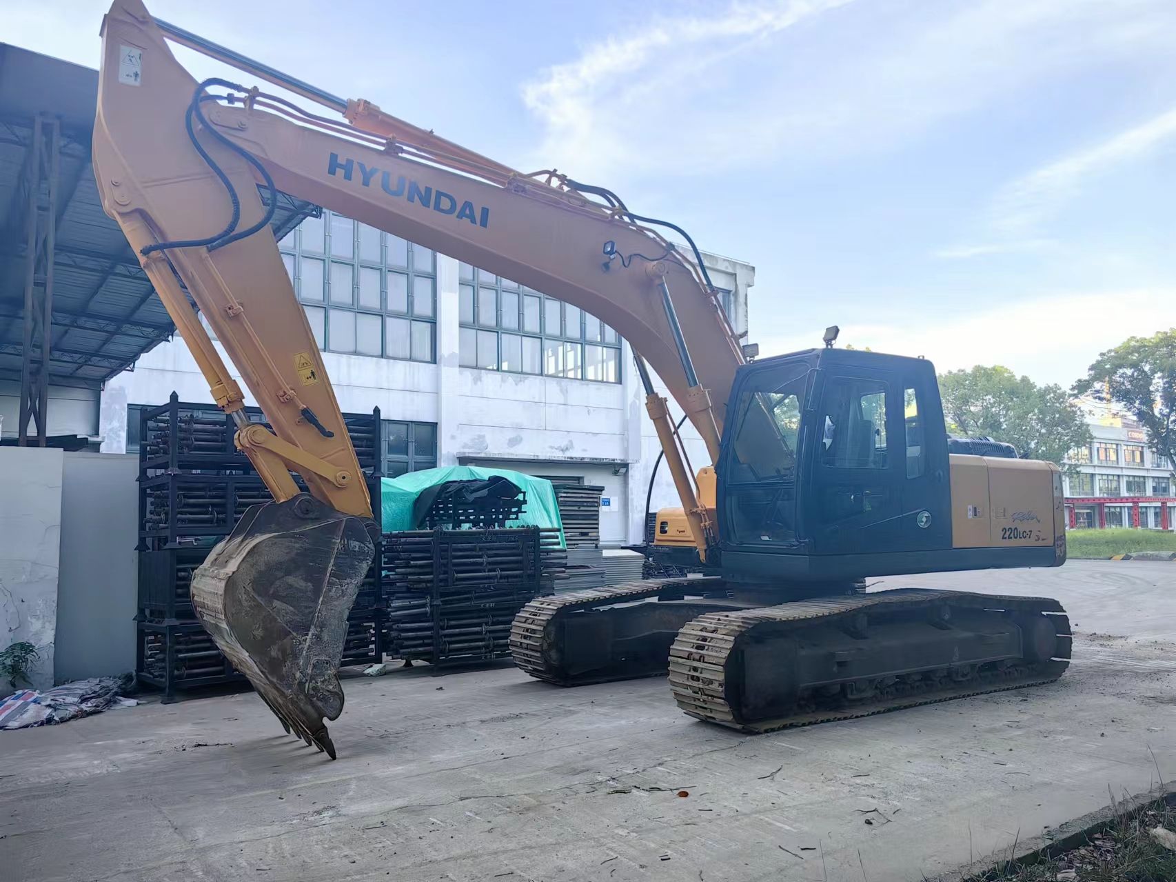 HYUNDAI R220LC-7 - Экскаватор: фото 1 HYUNDAI R220LC-7 - Экскаватор: фото 1