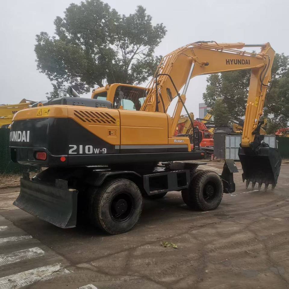 Hyundai R210W-9 - Колёсный экскаватор: фото 1 Hyundai R210W-9 - Колёсный экскаватор: фото 1