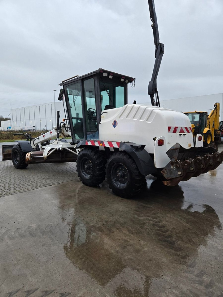 New Holland F106.6 - Грейдер: фото 4 New Holland F106.6 - Грейдер: фото 4