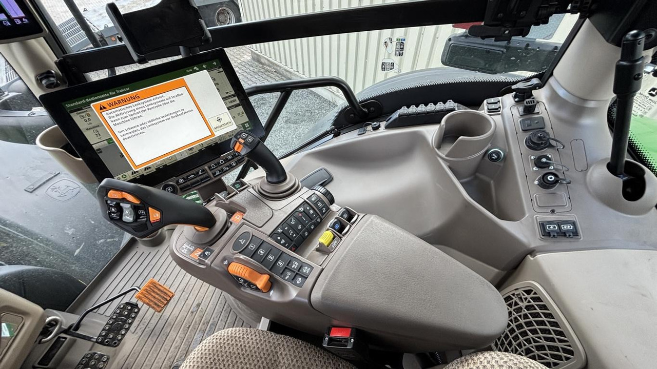 John Deere 6R215 - Трактор: фото 4 John Deere 6R215 - Трактор: фото 4