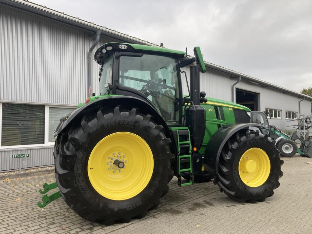 John Deere 6R250 - Трактор: фото 2 John Deere 6R250 - Трактор: фото 2