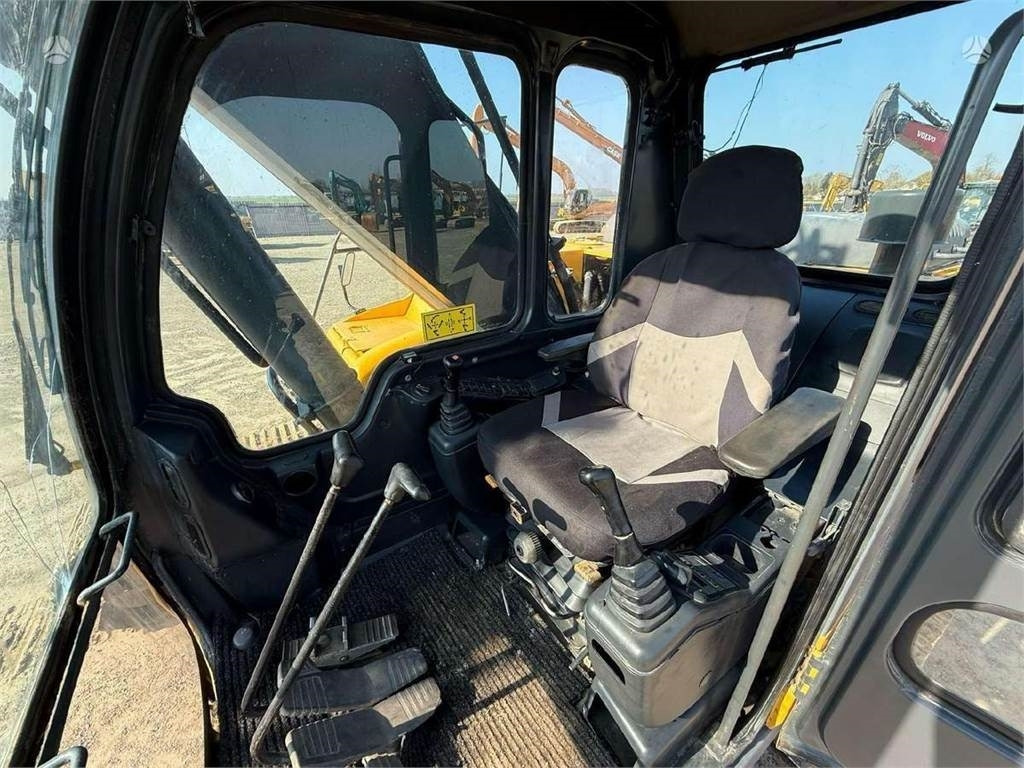 Гусеничный экскаватор Volvo EC 240 LC: фото 24