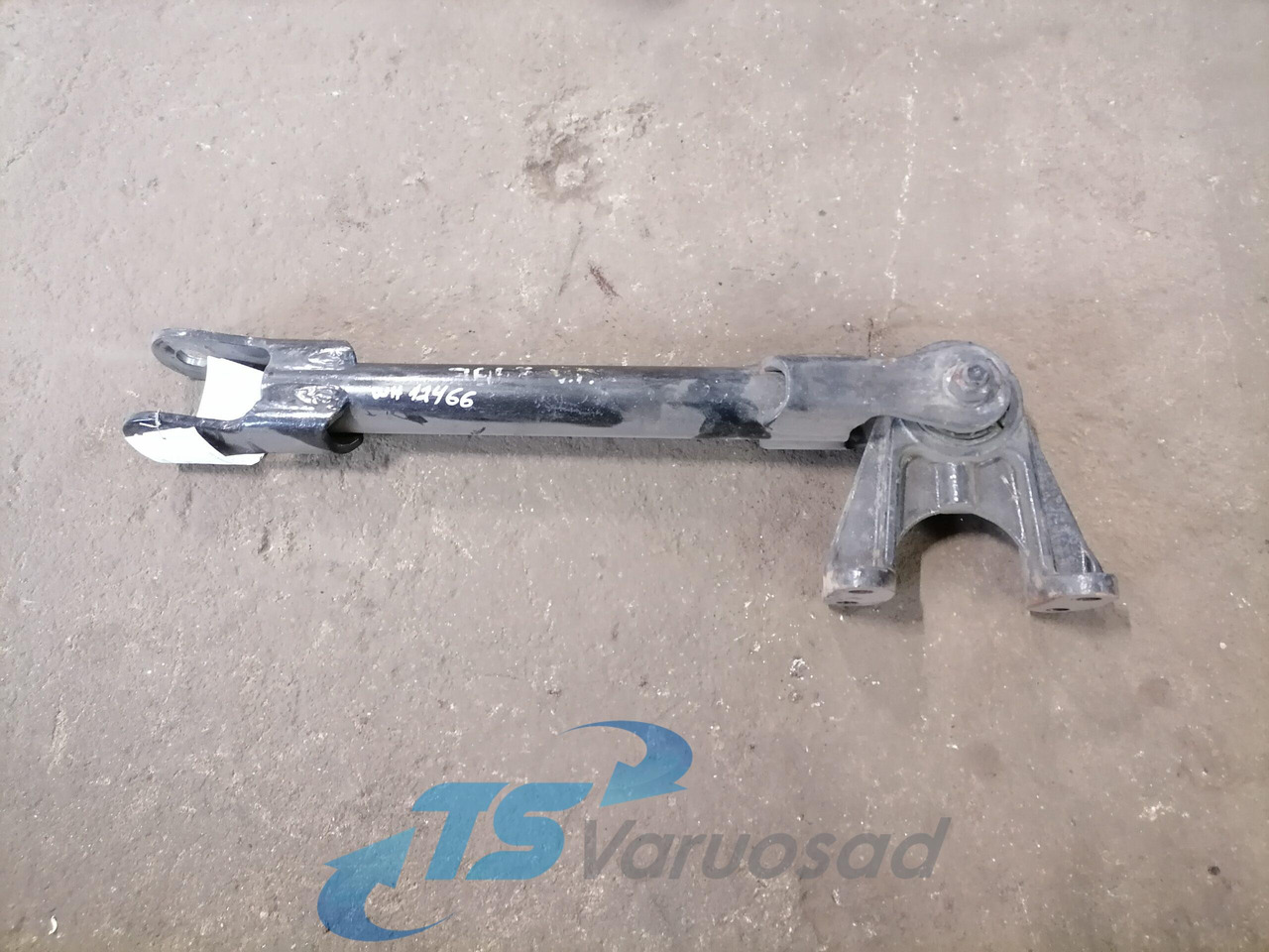 MAN Anti roll bar bracket 81437185111 - Стабилизатор поперечной устойчивости для Грузовиков: фото 1 MAN Anti roll bar bracket 81437185111 - Стабилизатор поперечной устойчивости для Грузовиков: фото 1