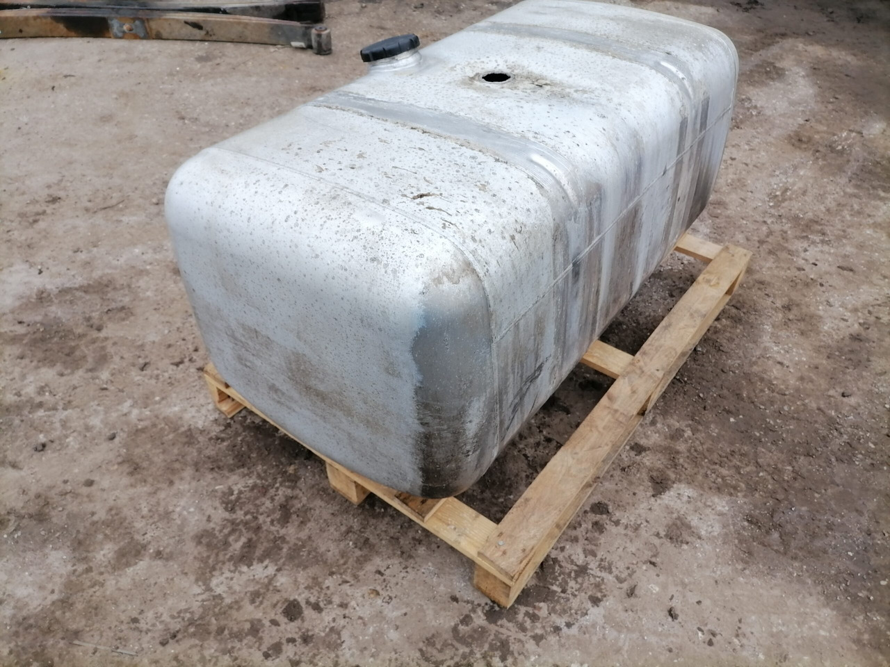 Mercedes-Benz Kütusepaak 390L A9604701303 - Топливный бак для Грузовиков: фото 2 Mercedes-Benz Kütusepaak 390L A9604701303 - Топливный бак для Грузовиков: фото 2