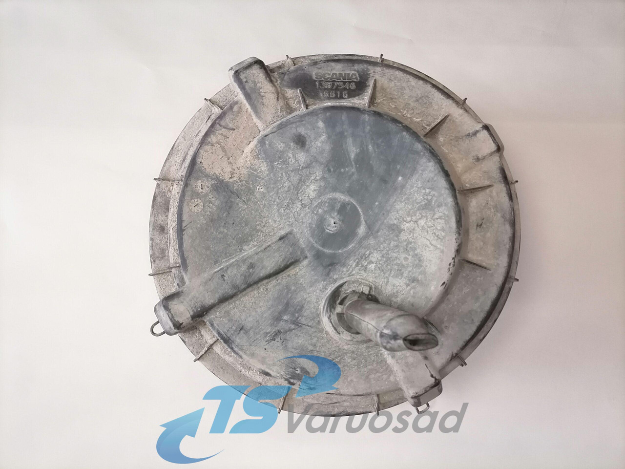 Scania Air filter housing cover 1387546 - Система впуска для Грузовиков: фото 1 Scania Air filter housing cover 1387546 - Система впуска для Грузовиков: фото 1