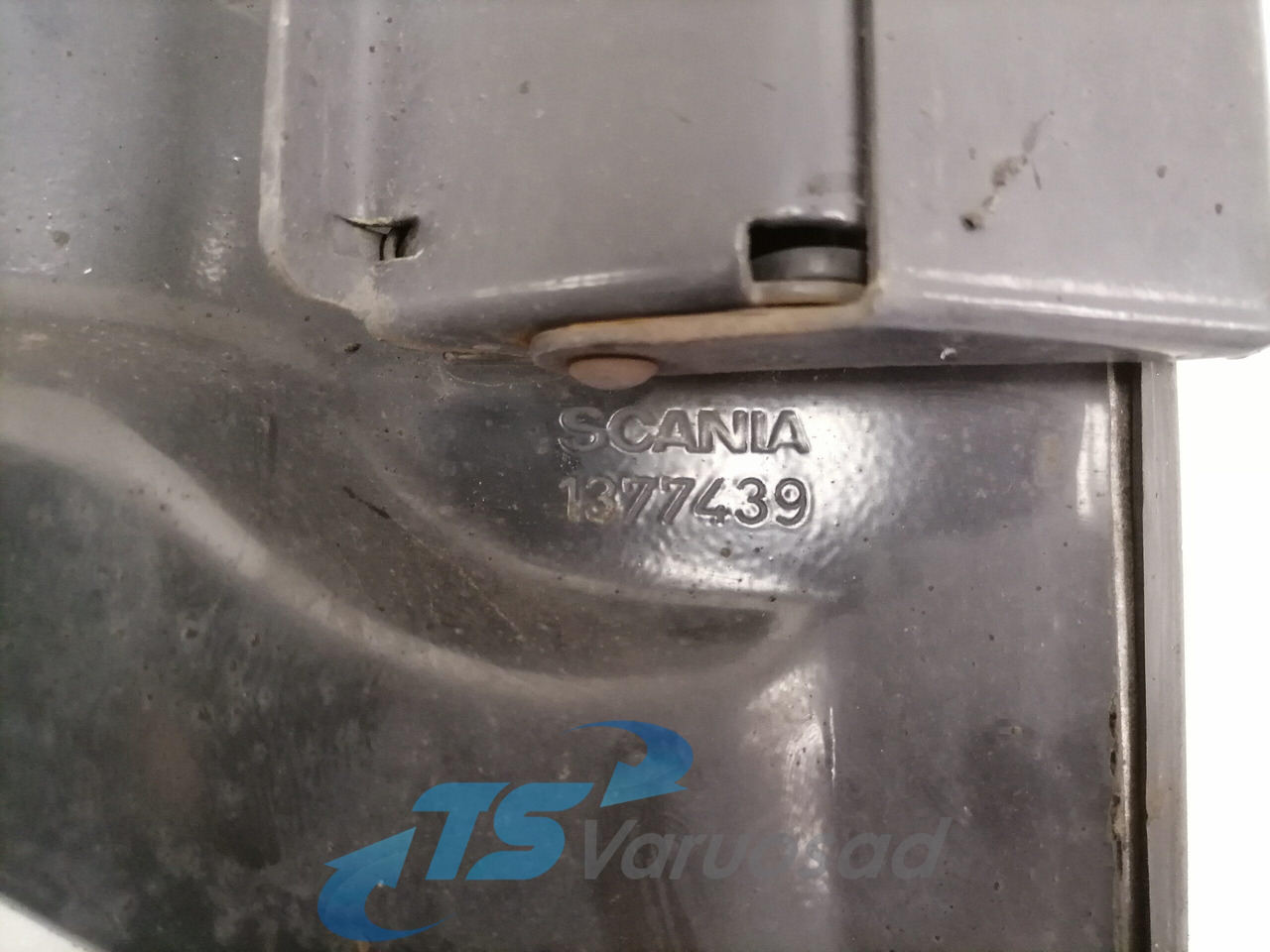 Scania Mudguard bracket 1377439 - Универсальная запчасть для Грузовиков: фото 3 Scania Mudguard bracket 1377439 - Универсальная запчасть для Грузовиков: фото 3