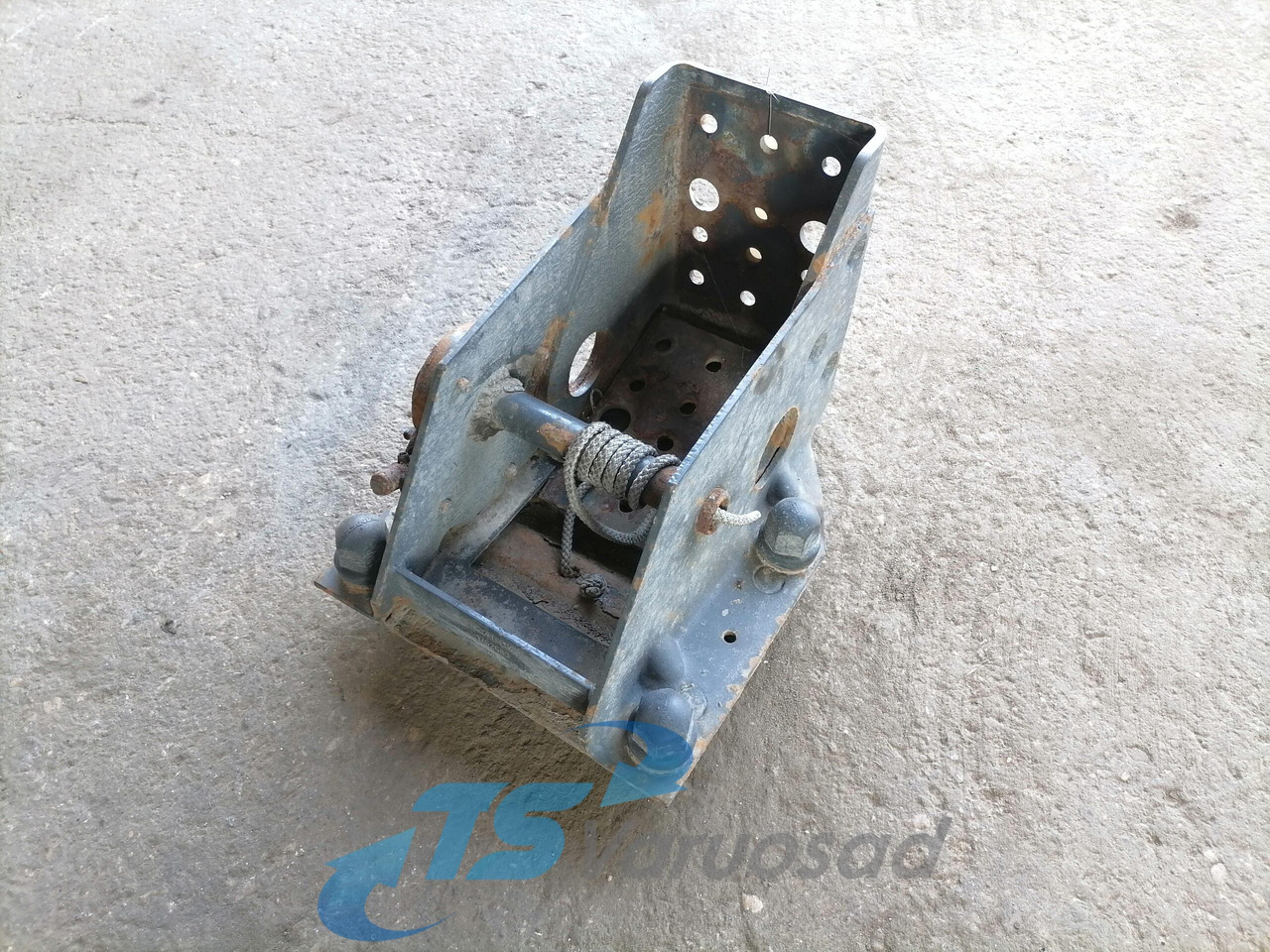 Scania Scania spare wheel carrier 1752683 - Универсальная запчасть для Грузовиков: фото 1 Scania Scania spare wheel carrier 1752683 - Универсальная запчасть для Грузовиков: фото 1
