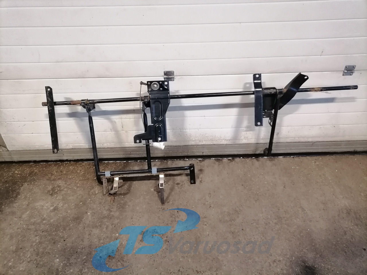 Volvo Kabiini tuulesuunaja kandur 82211420 - Аэродинамика/ Спойлеры для Грузовиков: фото 2 Volvo Kabiini tuulesuunaja kandur 82211420 - Аэродинамика/ Спойлеры для Грузовиков: фото 2