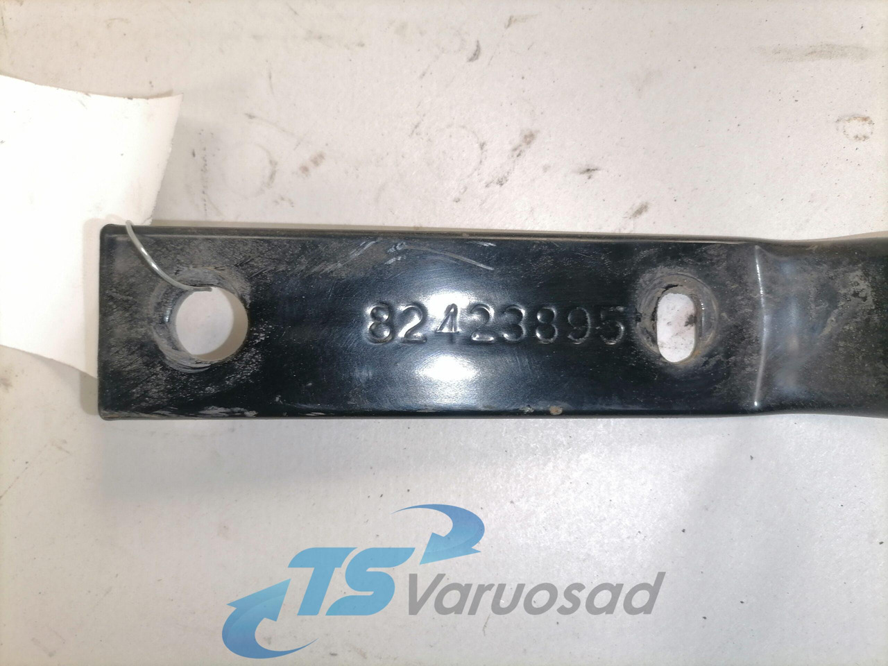 Volvo Kabiini tuulesuunaja kandur 82423895 - Аэродинамика/ Спойлеры для Грузовиков: фото 2 Volvo Kabiini tuulesuunaja kandur 82423895 - Аэродинамика/ Спойлеры для Грузовиков: фото 2