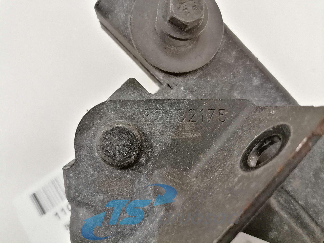 Volvo Kabiini tuulesuunaja kandur 82432175 - Аэродинамика/ Спойлеры для Грузовиков: фото 2 Volvo Kabiini tuulesuunaja kandur 82432175 - Аэродинамика/ Спойлеры для Грузовиков: фото 2