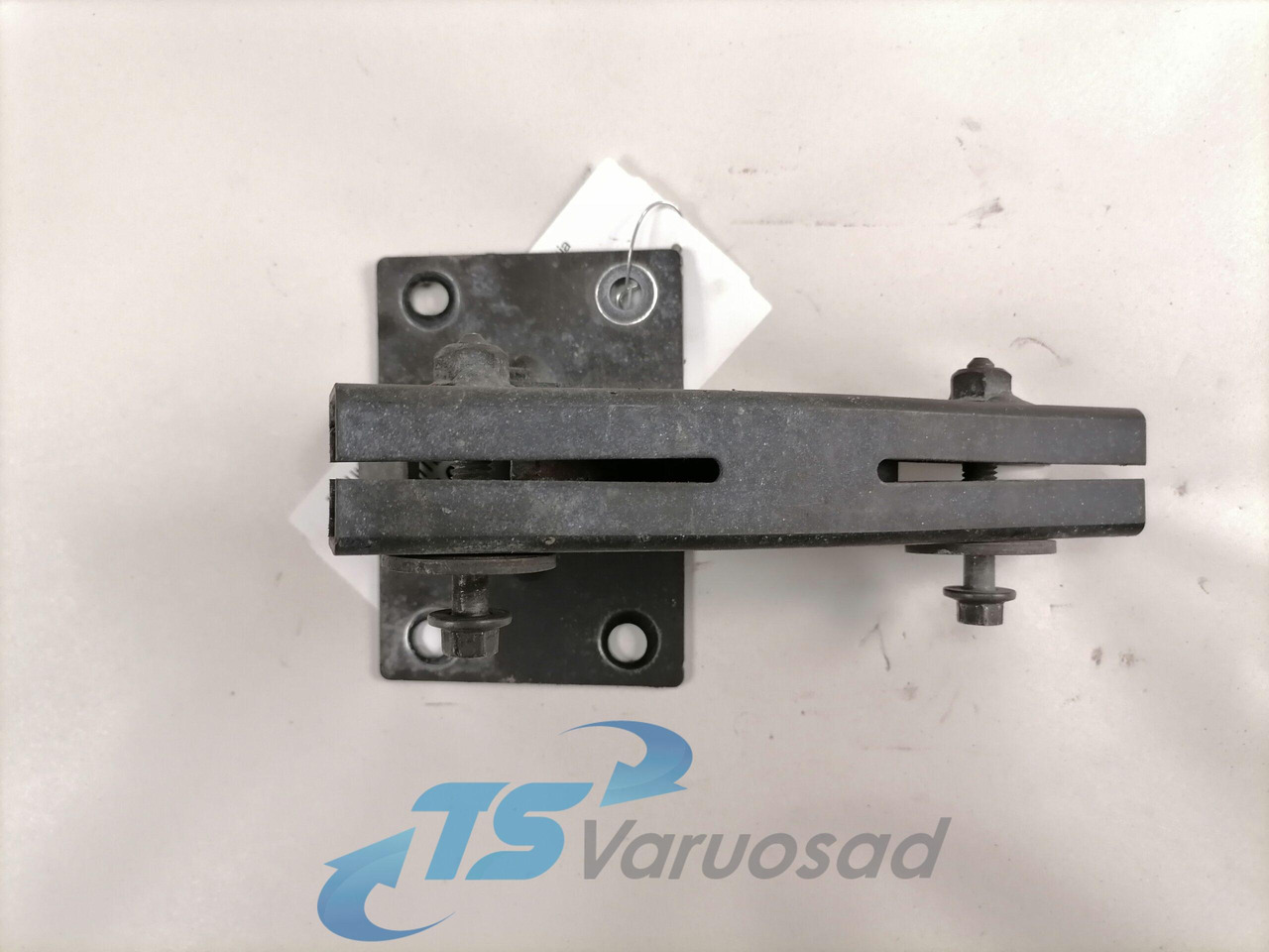 Volvo Kabiini tuulesuunaja kandur 82432175 - Аэродинамика/ Спойлеры для Грузовиков: фото 4 Volvo Kabiini tuulesuunaja kandur 82432175 - Аэродинамика/ Спойлеры для Грузовиков: фото 4