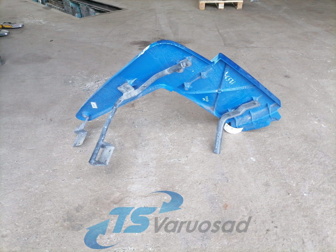 Volvo Kabiini tuulesuunaja, ülemine parem 82211388 - Аэродинамика/ Спойлеры для Грузовиков: фото 2 Volvo Kabiini tuulesuunaja, ülemine parem 82211388 - Аэродинамика/ Спойлеры для Грузовиков: фото 2