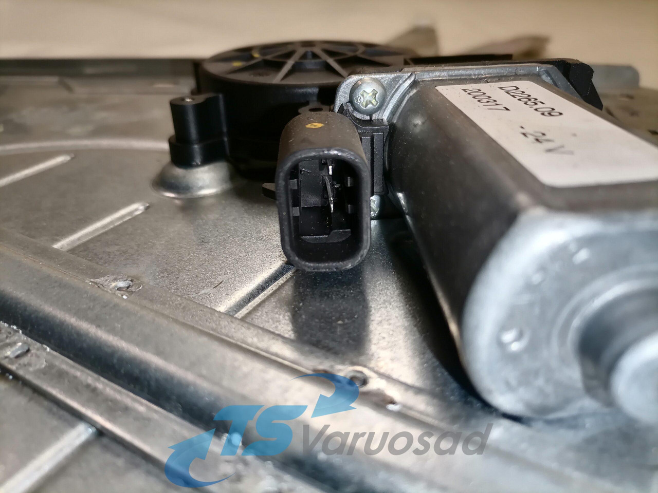 Volvo Side window lifting mechanism AC985 - Стекло и запчасти для Грузовиков: фото 3 Volvo Side window lifting mechanism AC985 - Стекло и запчасти для Грузовиков: фото 3